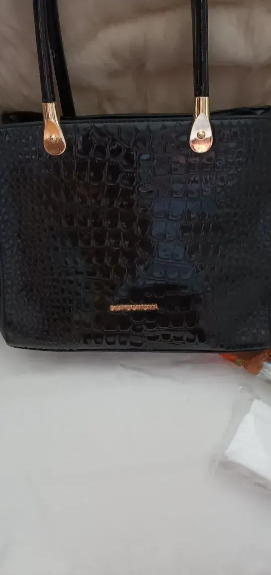 Černá lakova kabelka s hadím vzorem