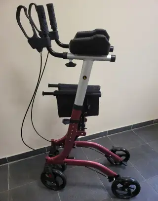 chodítko má vysoké předloketní područky, 136kg