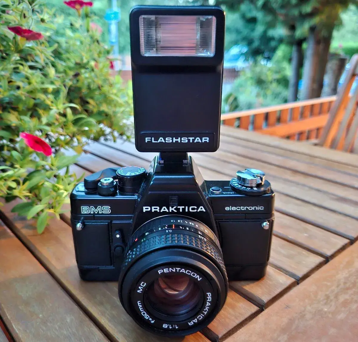 Praktica BMS Electronic s objektivem a bleskem