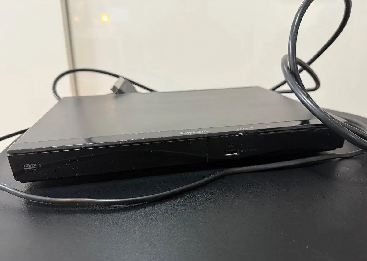 DVD přehrávač Panasonic DVD S500 s kabely