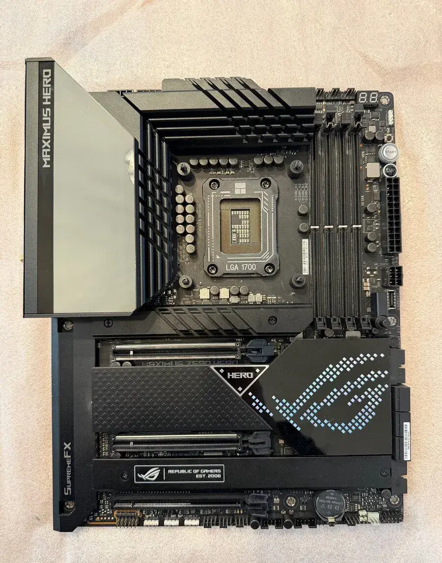ASUS ROG Maximus Z690 Hero – Intel LGA 1700