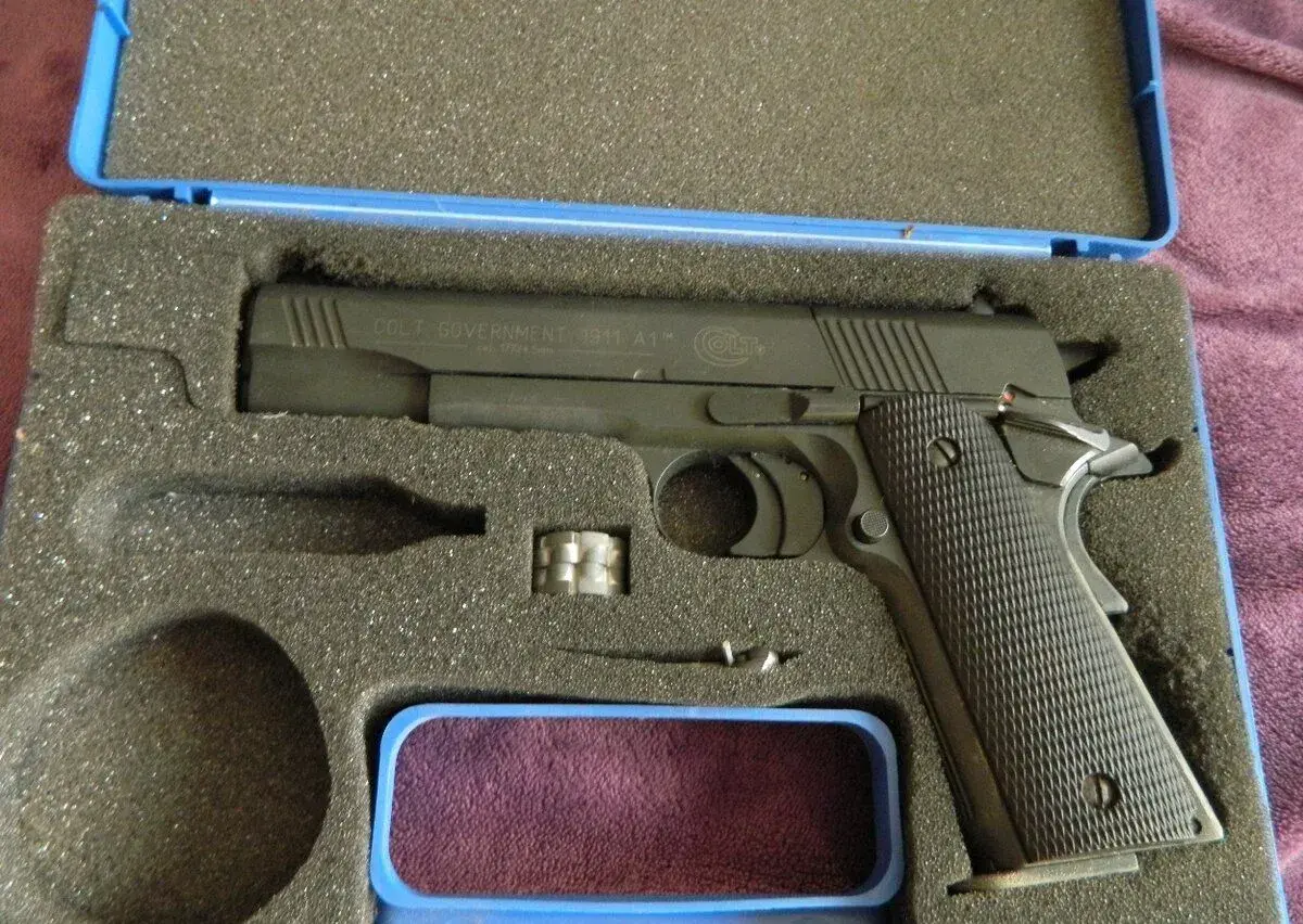 Vzduchovku-pistoli Colt umarex