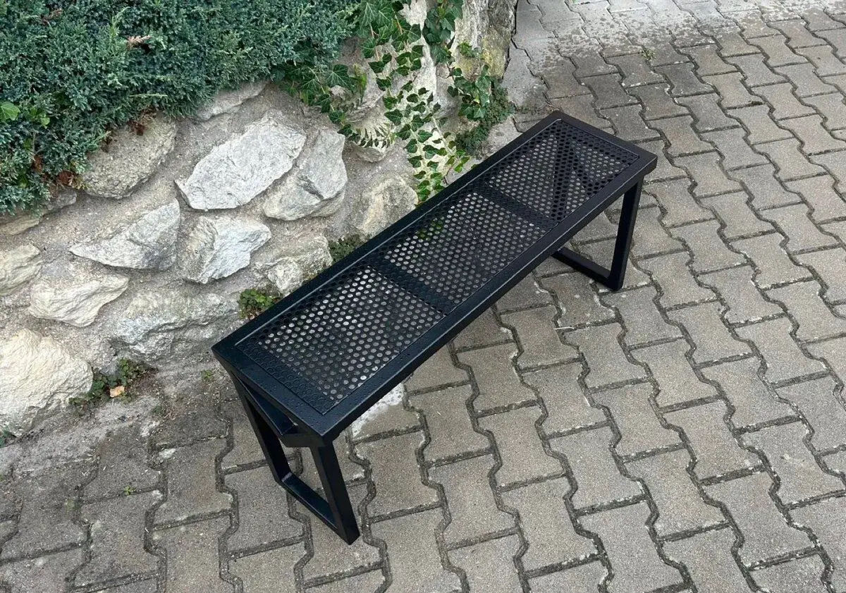 Robustní celokovová lavice bezúdržbová