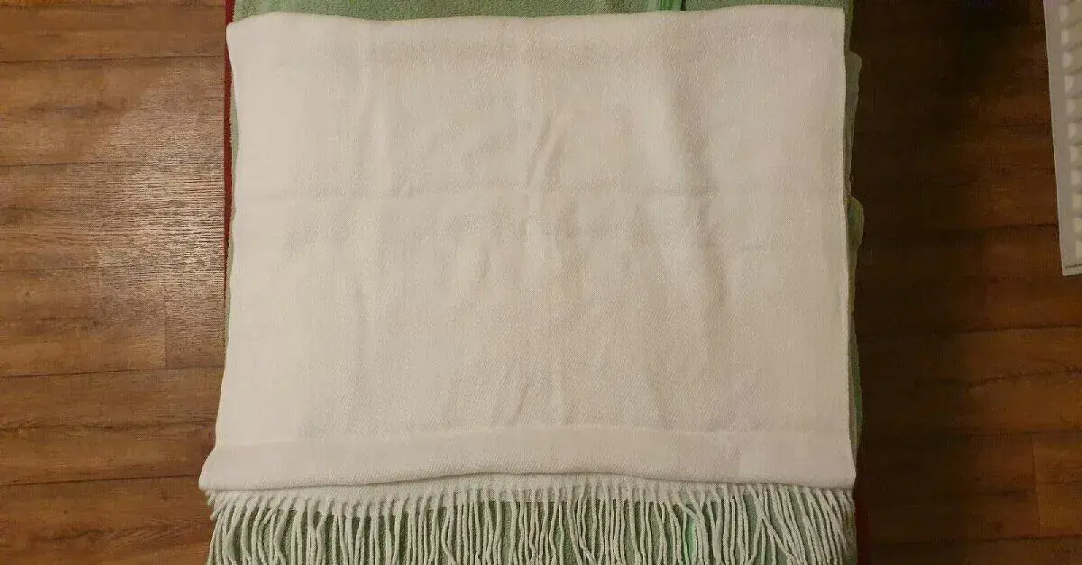 Bílý šátek/šál s třásněmi