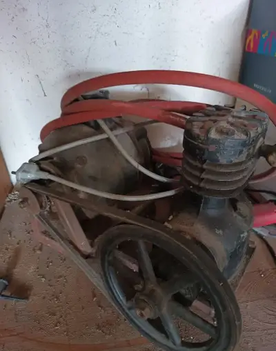 Starý kompresor s elektromotorem – nálezový stav