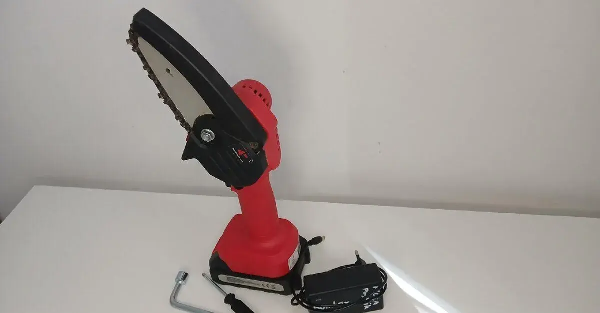 ​Aku řetězová ruční pila 4" (18.5V Li-ion)
