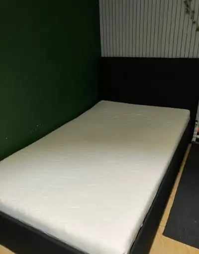 Postel s úložným prostorem