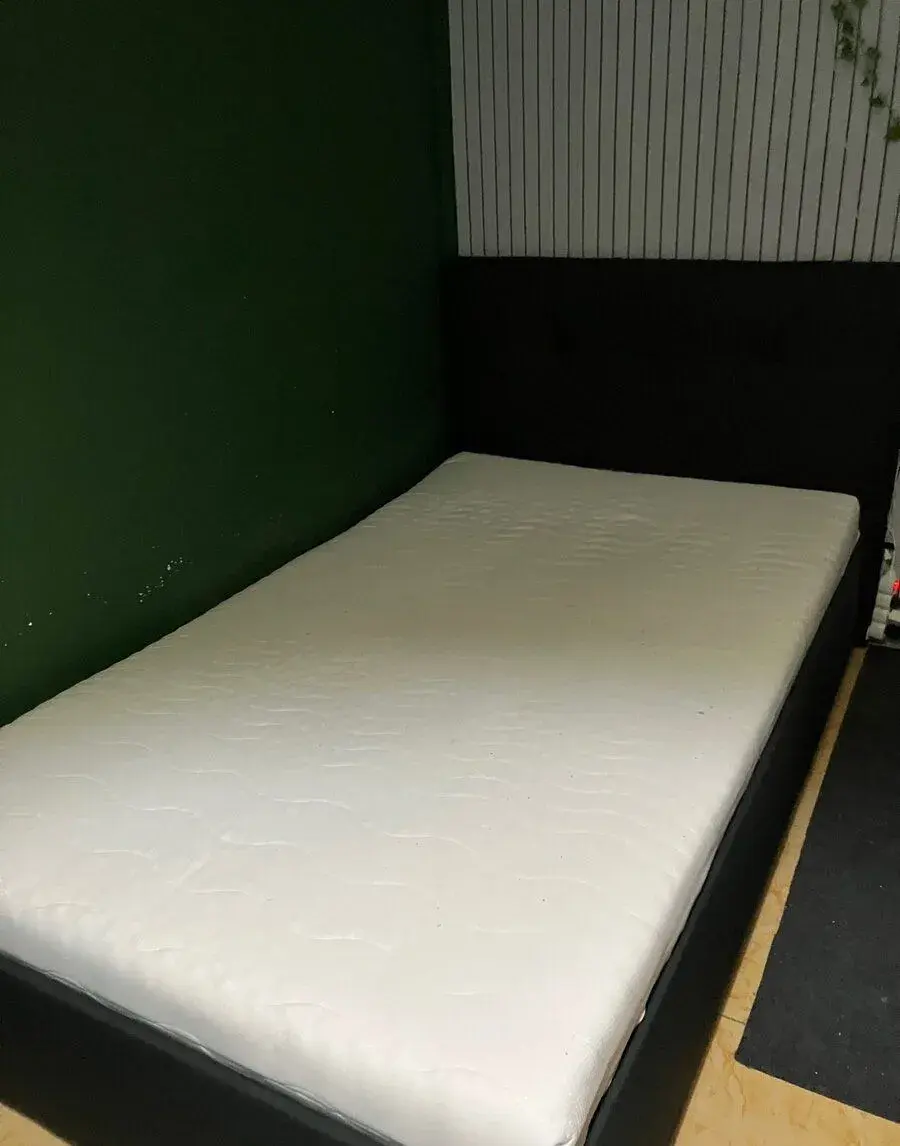 Postel s úložným prostorem
