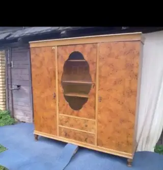 Starožitná skříň