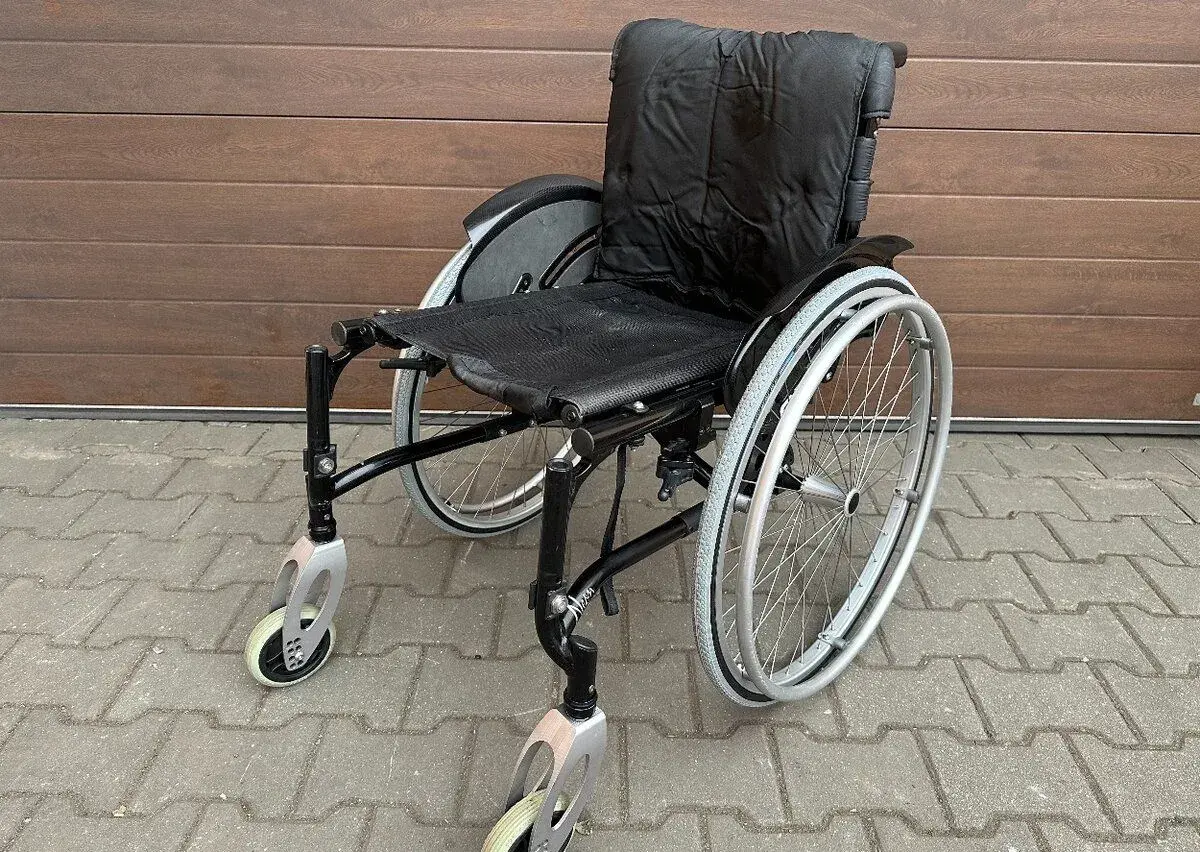 Mechanický invalidní vozík bez podnoží, 43 cm šíře sedu
