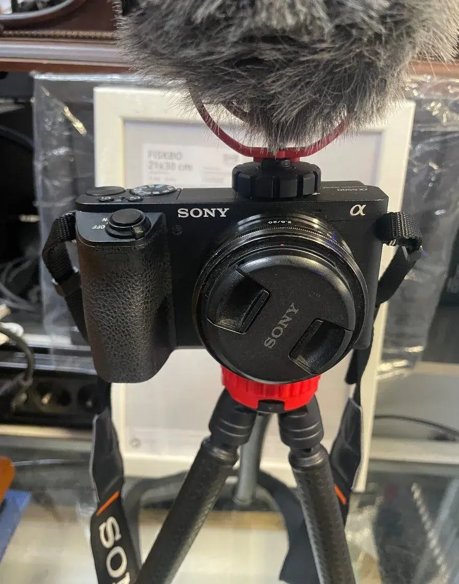 Sony Alpha A6500 s objektivem a stativem