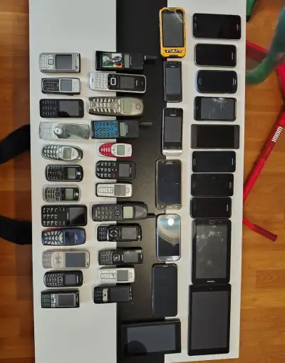 iPhone + konvolut různé telefony viz foto