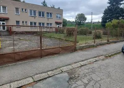 Dvoukřídlá vjezdová brána