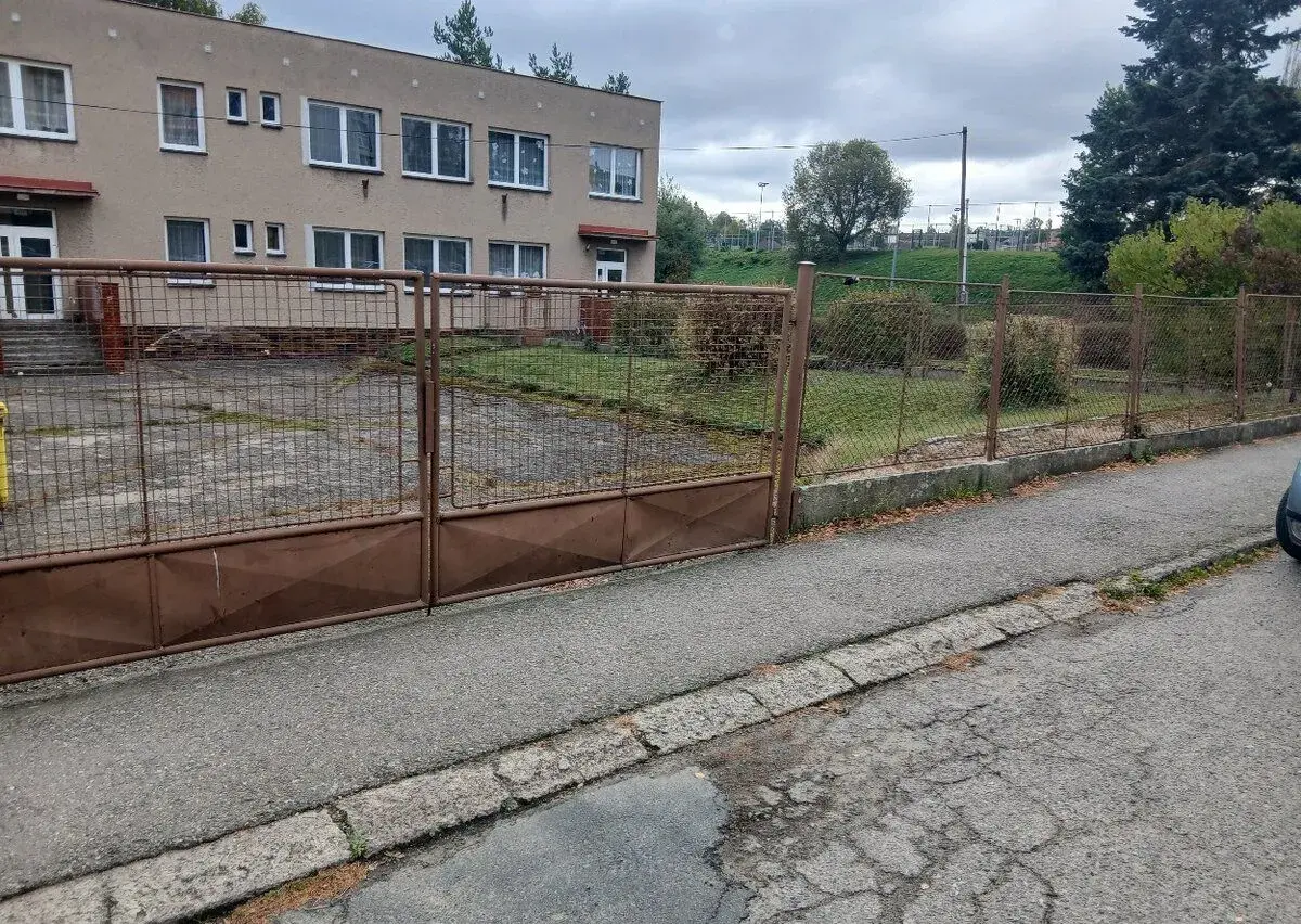 Dvoukřídlá vjezdová brána