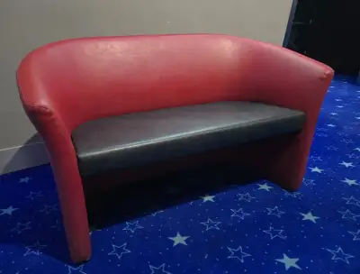 Křesla a stoly z původního salónku GC