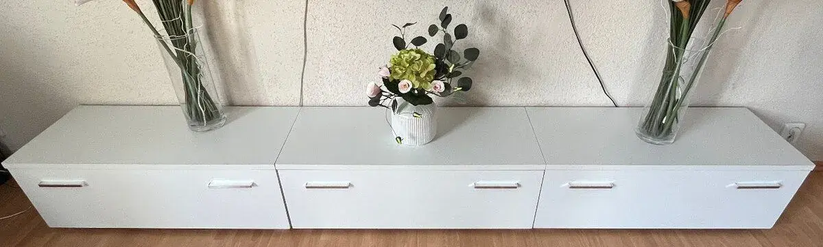 3 bílé nízké skřínky na nožičkách,(d)90 x (š)39cm x (v)30 cm