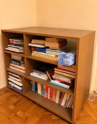 Dřevěná knihovna do obývacího pokoje