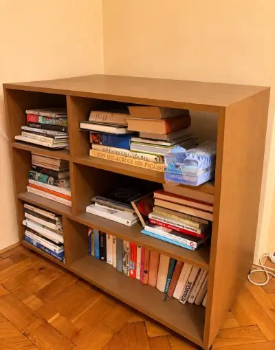 Dřevěná knihovna do obývacího pokoje
