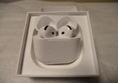 Sluchátka Apple AirPods (4. generace)