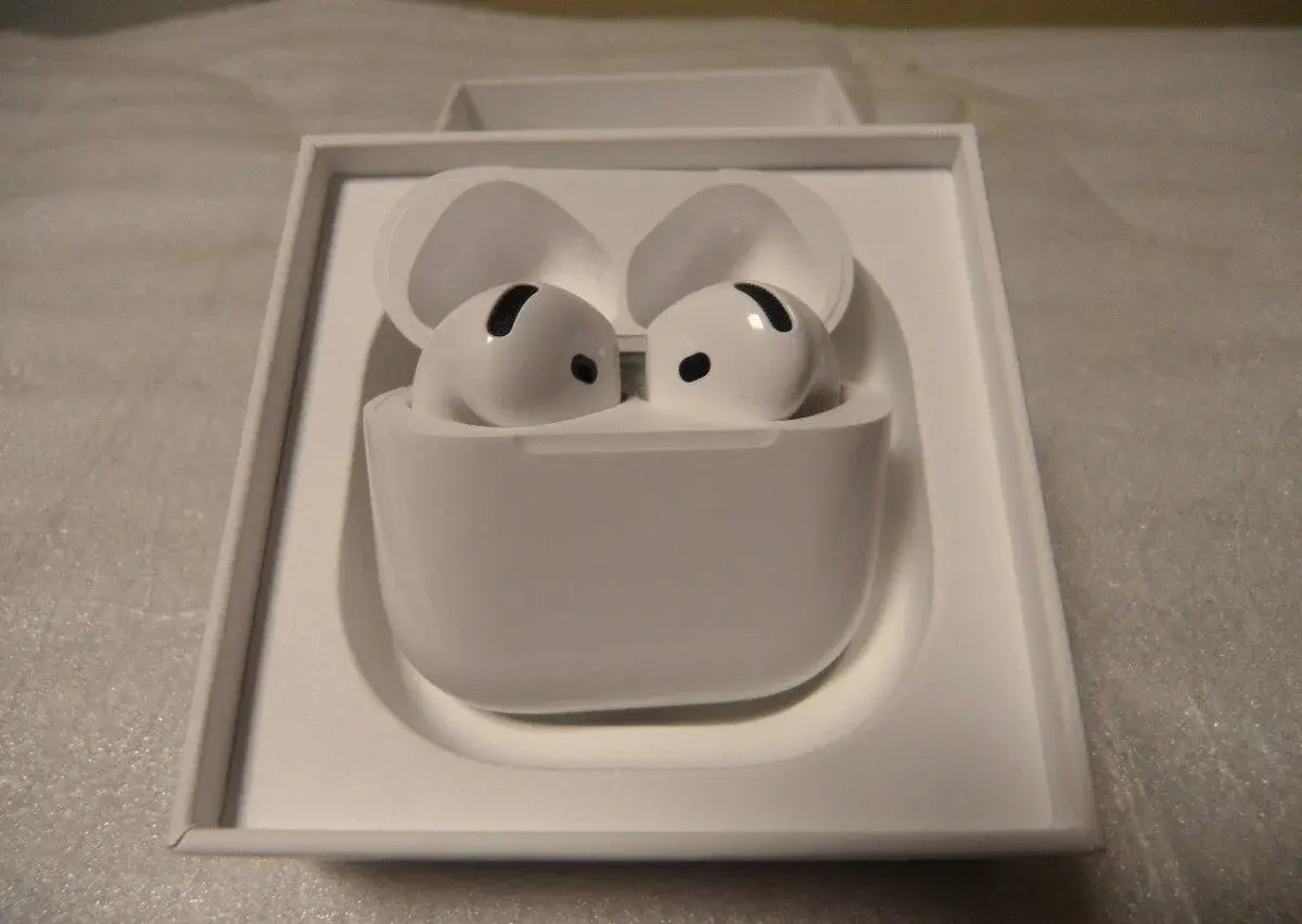 Sluchátka Apple AirPods (4. generace)