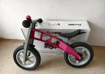 Dětské odrážedlo FirstBIKE Street s brzdou, doplňky a snižov