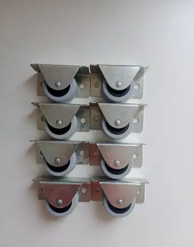 🔧 Kolečkové pojezdy / nábytková kolečka – 8 ks