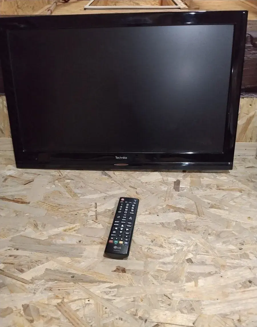 Televize Technika – 60 cm (24") - funkční