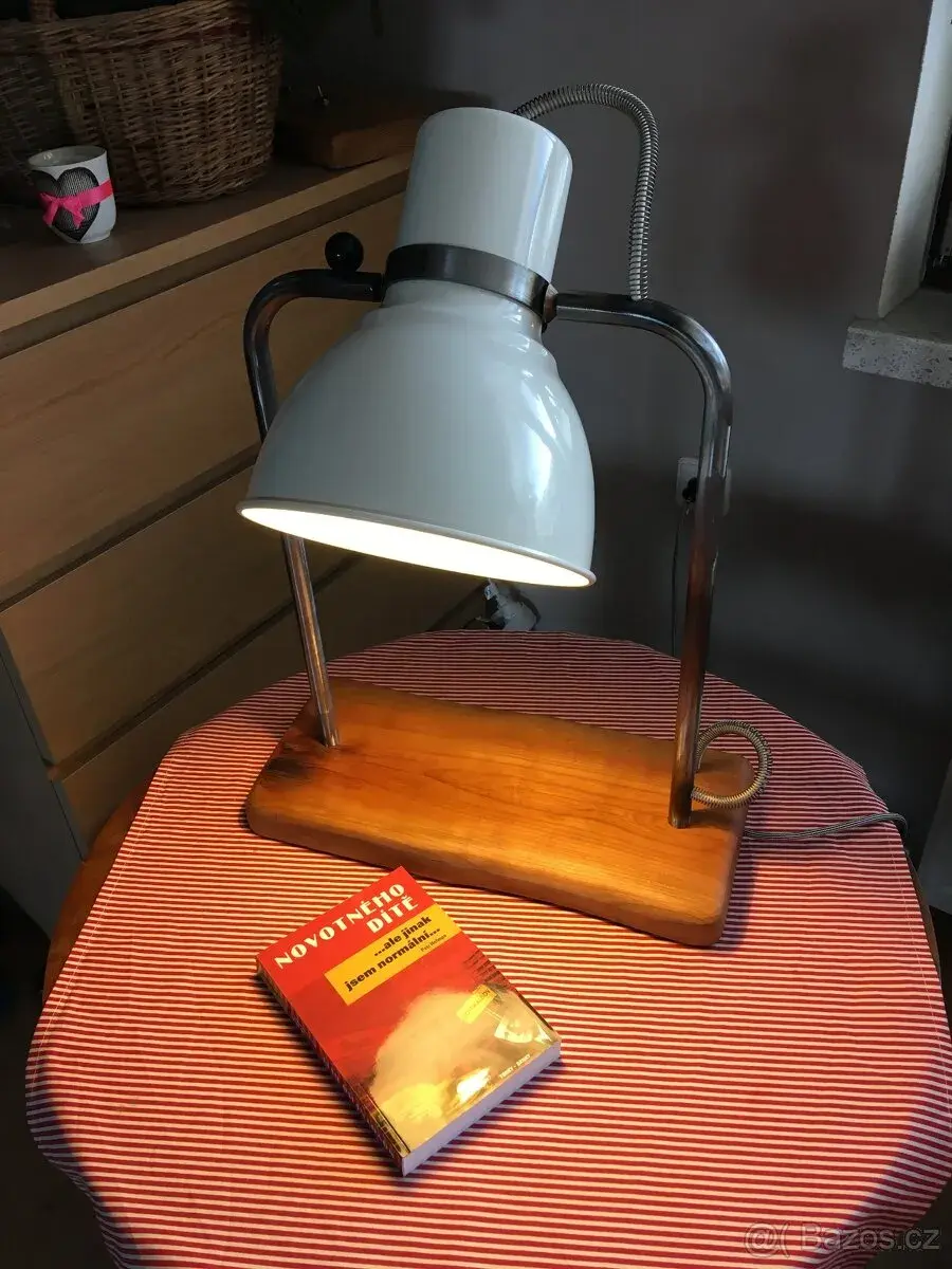 STOLNÍ LAMPA “ TŘEŠEŇ “
