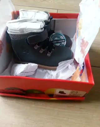 Nové - KOŽENÉ boty na zip + PAW patrol pantofle.