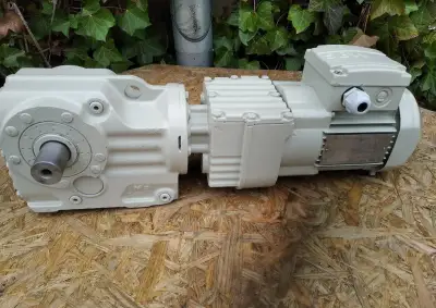 Motor s převodovkou SEW.