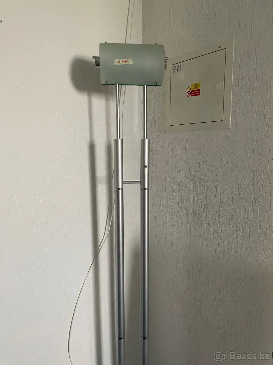 Stojací lampu