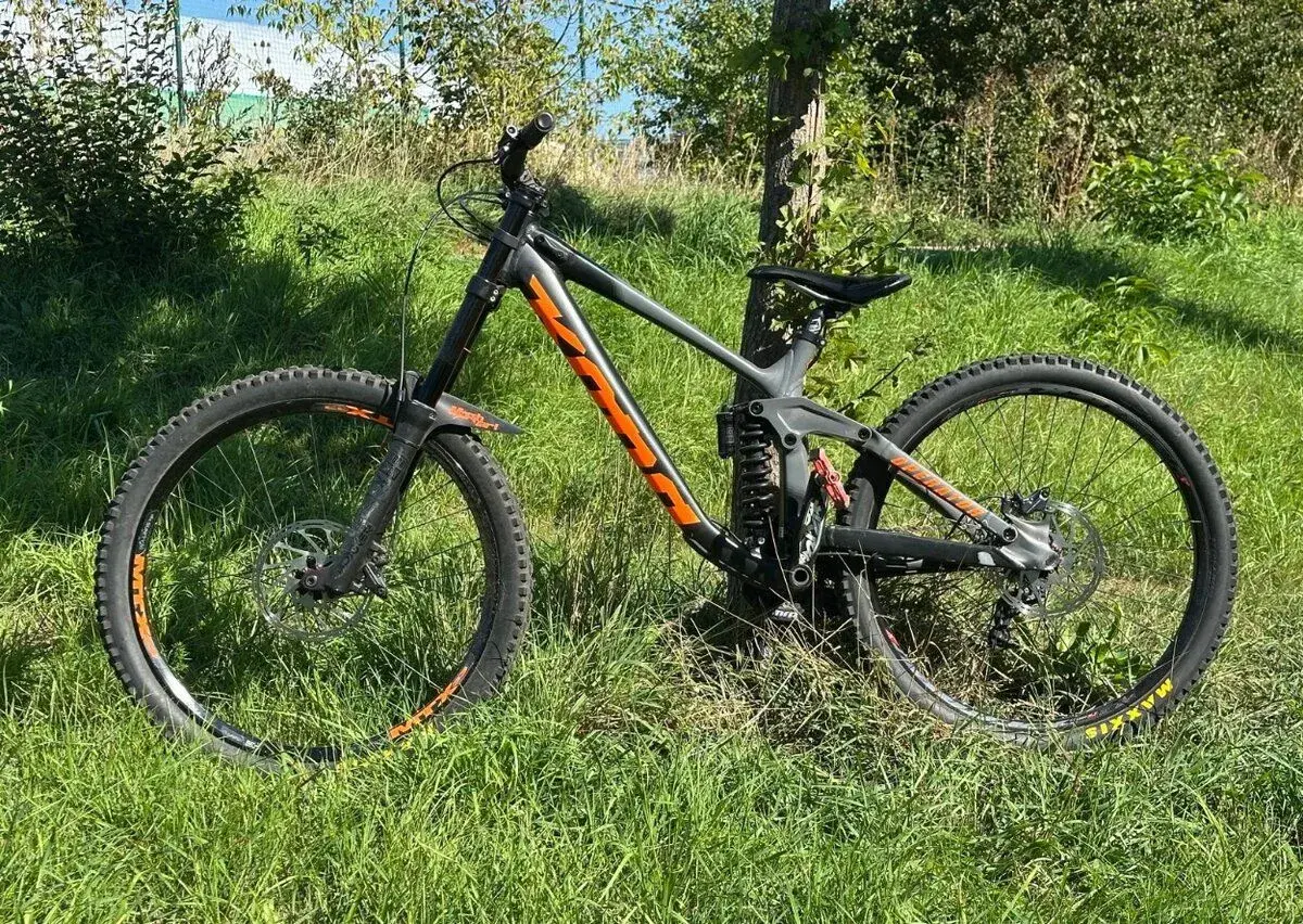 Downhill Kona OPERATOR - vel. M
