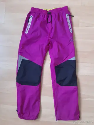 Šusťákové kalhoty vel. 152