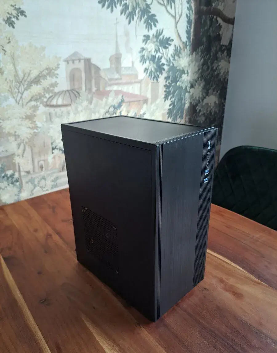 Kompaktní PC (i5, 16GB RAM, GTX 1050 Ti, SSD)