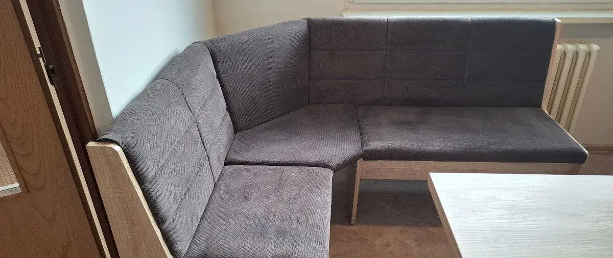 Moderní rohová lavice, rozkládací stůl, 2x židle, skoro nová