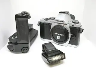 Olympus OM-D E-M5 + bohaté příslušenství