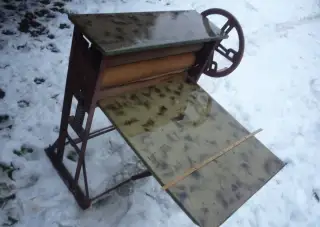 Starý litinový ruční mandl, litinové pavlačové výlevk