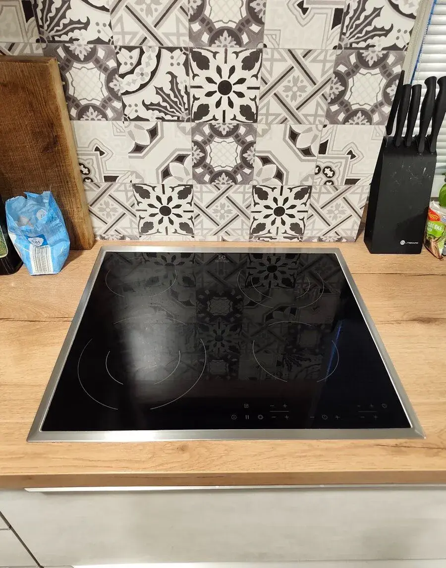 Sklokeramická varná deska Electrolux EHF6342XOK (v záruce)