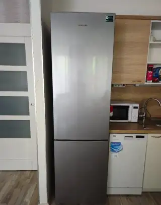 Lednička s mrazákem značky Samsung