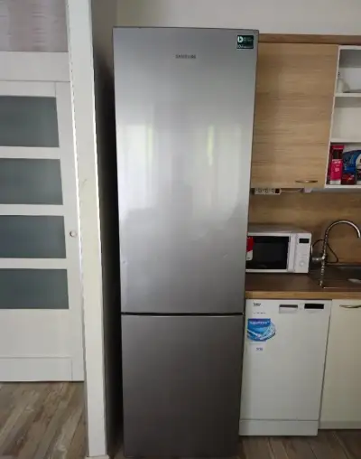 Lednička s mrazákem značky Samsung