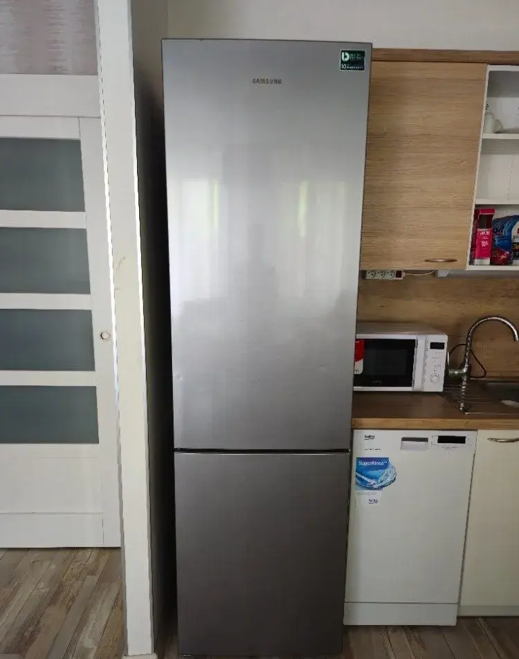 Lednička s mrazákem značky Samsung