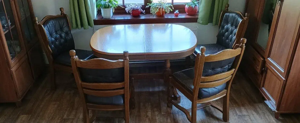 Rustikální dubový stůl a 4 rustikální dubové židle