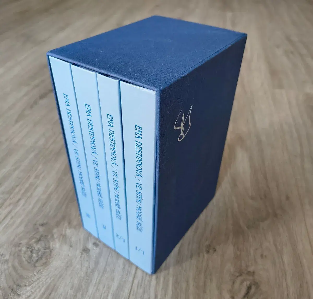 Kniha Ema Destinová - Ve stínu modré růže (sada knih + CD)