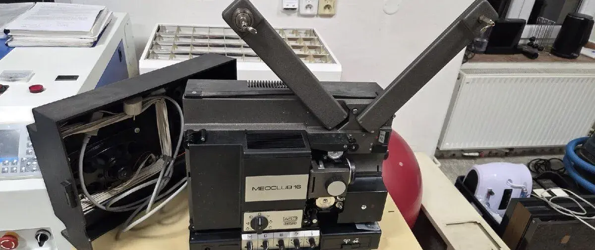Malou sbírku filmů 16 mm a dva Meocluby