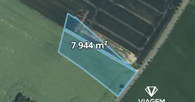 Pole 7 944 m²