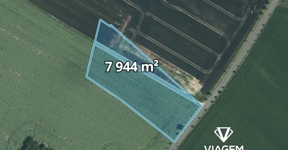 Pole 7 944 m²