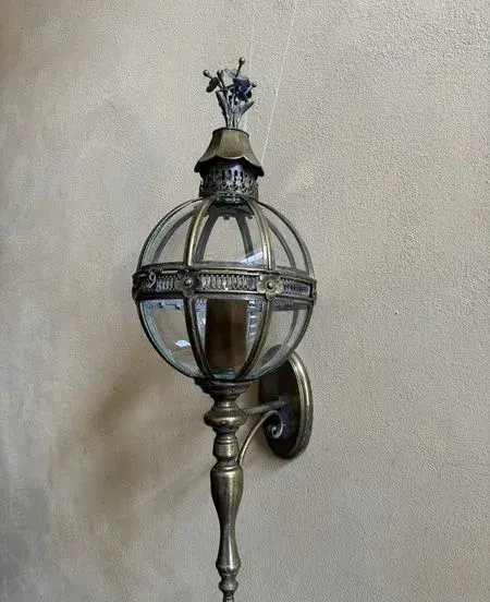 NÁSTĚNNÁ KULATÁ KOVOVÁ LUCERNA 95 cm