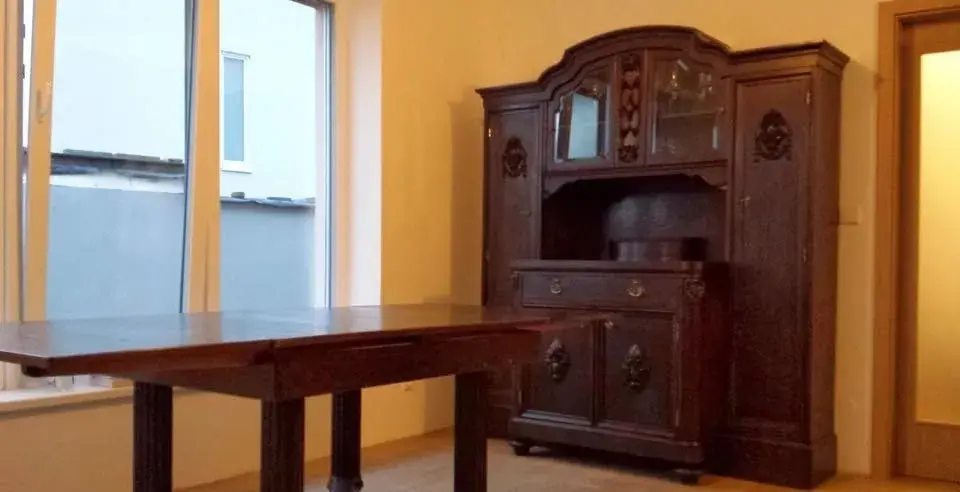 Jídelní stůl, 6 židlí a kredenc (celý set)