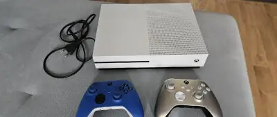 Xbox one 1T, dva ovladače