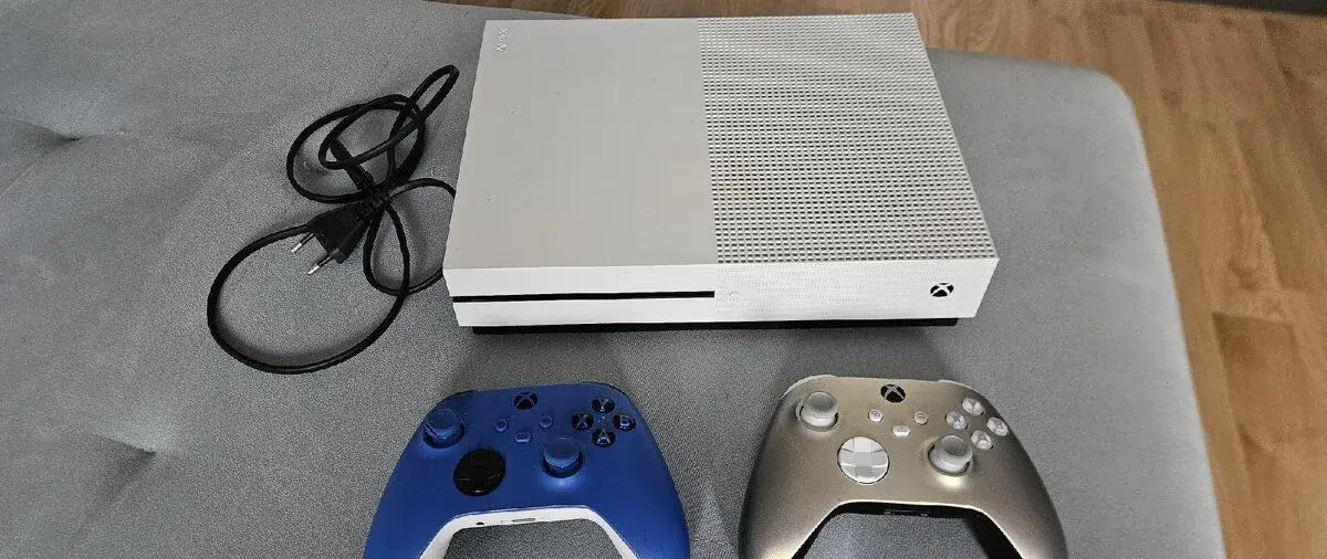 Xbox one 1T, dva ovladače